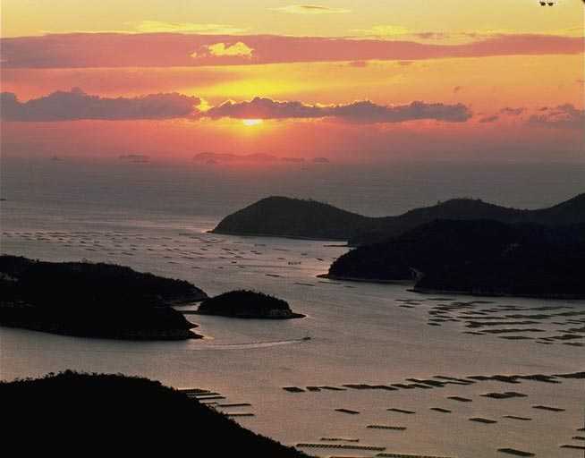 播磨灘に浮かぶ日生諸島は大小14の島々からなり瀬戸内海国立公園にも指定されている。